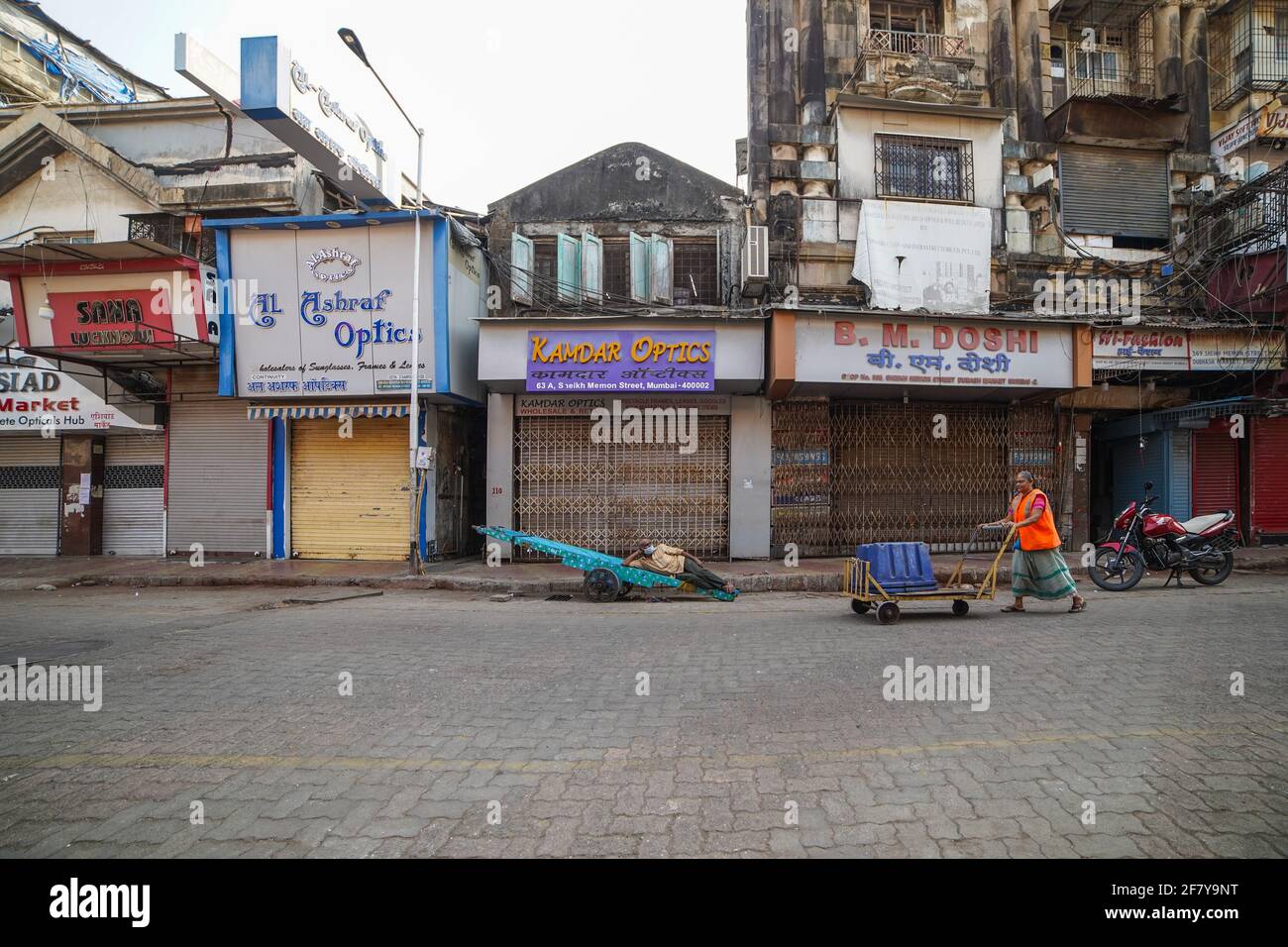 Negozi chiusi nel mercato di Kalbadevi Mumbai durante un blocco Mumbai - India 04 10 2021 Foto Stock