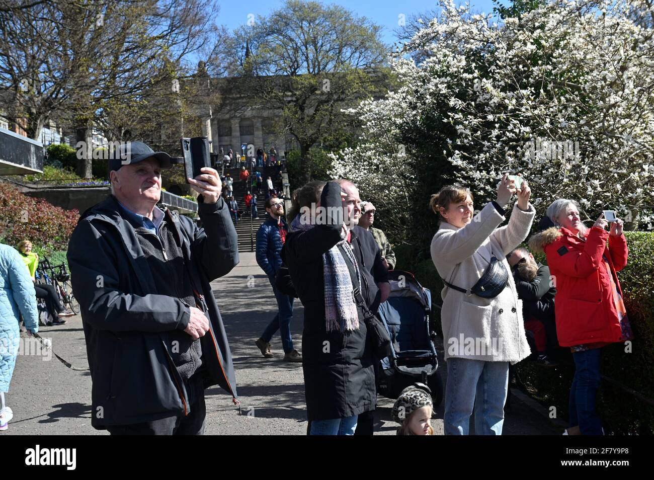 Edimburgo, Scozia, Regno Unito. Sabato 10 aprile 2021. 41 Gun Salute al Castello di Edimburgo per celebrare la morte del Duca di Edimburgo. Sandy Robinson/Alamy Live News Foto Stock