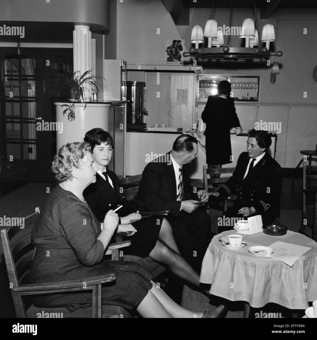 Giornata dei genitori al Marvacentrum Amsterdam, situato sui terreni della Marinekazerne Amsterdam (MKAD). Ci sono state domande da porre ad un ufficiale-Marva della seconda classe più vecchia categoria (Omarva 2oc) [OMVA 2OC]. Foto Stock