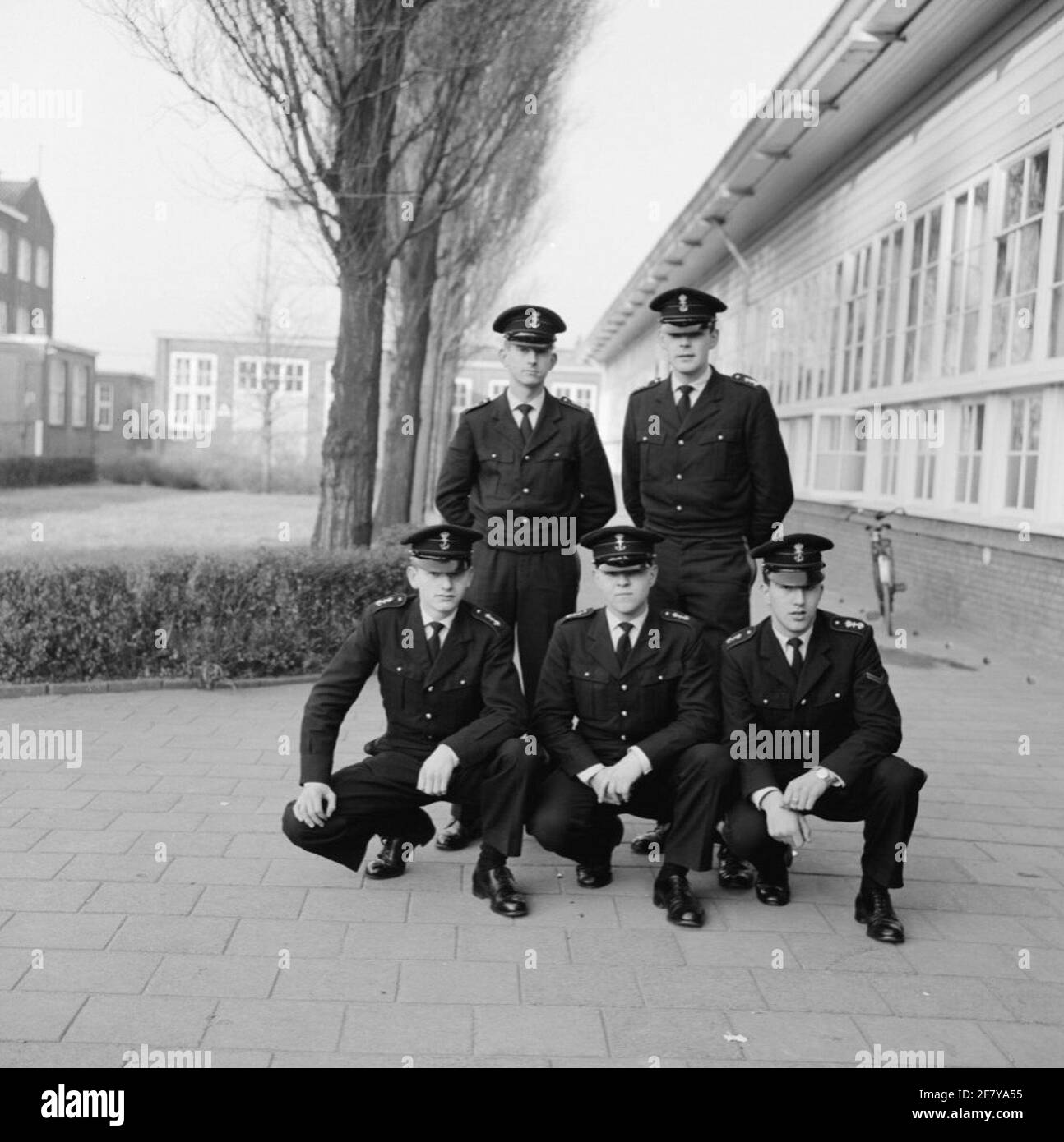 Foto di classe realizzata sul sito delle caserme marine di Amsterdam (MKAD) presso i corsi tecnici della Royal Netherlands Marine (Toka). Una classe con pochi Marines (Marne). Foto Stock