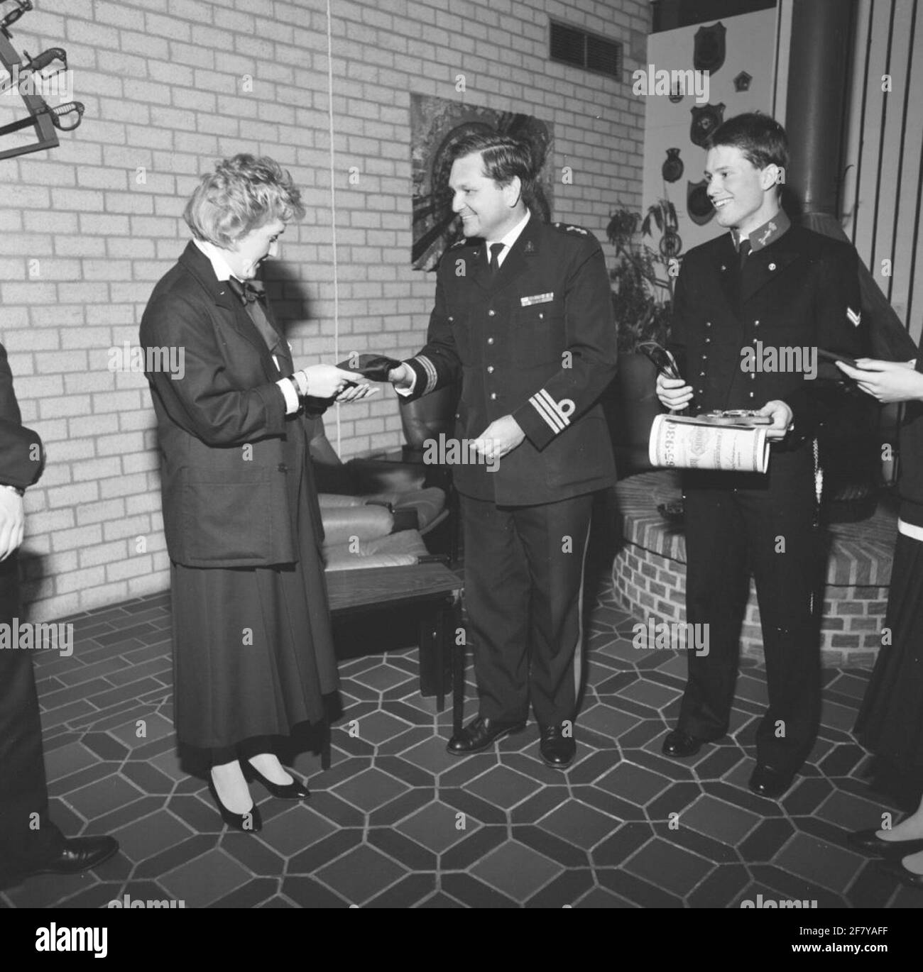 Royal Association of Marine Officers (KVMO). Il presidente del KVMO, tenente colonnello dei Mariniers (Ltkolmarns), A.H.P. Knoppen ha consegnato un truequeque al 4000° membro del KVMO, un'adelborista corporale del servizio tecnico, oltre a un emblema e un cravatta. Consegna una sciarpa dannata della KVMO, presumibilmente, alla donna corporale-adelborista. Foto Stock