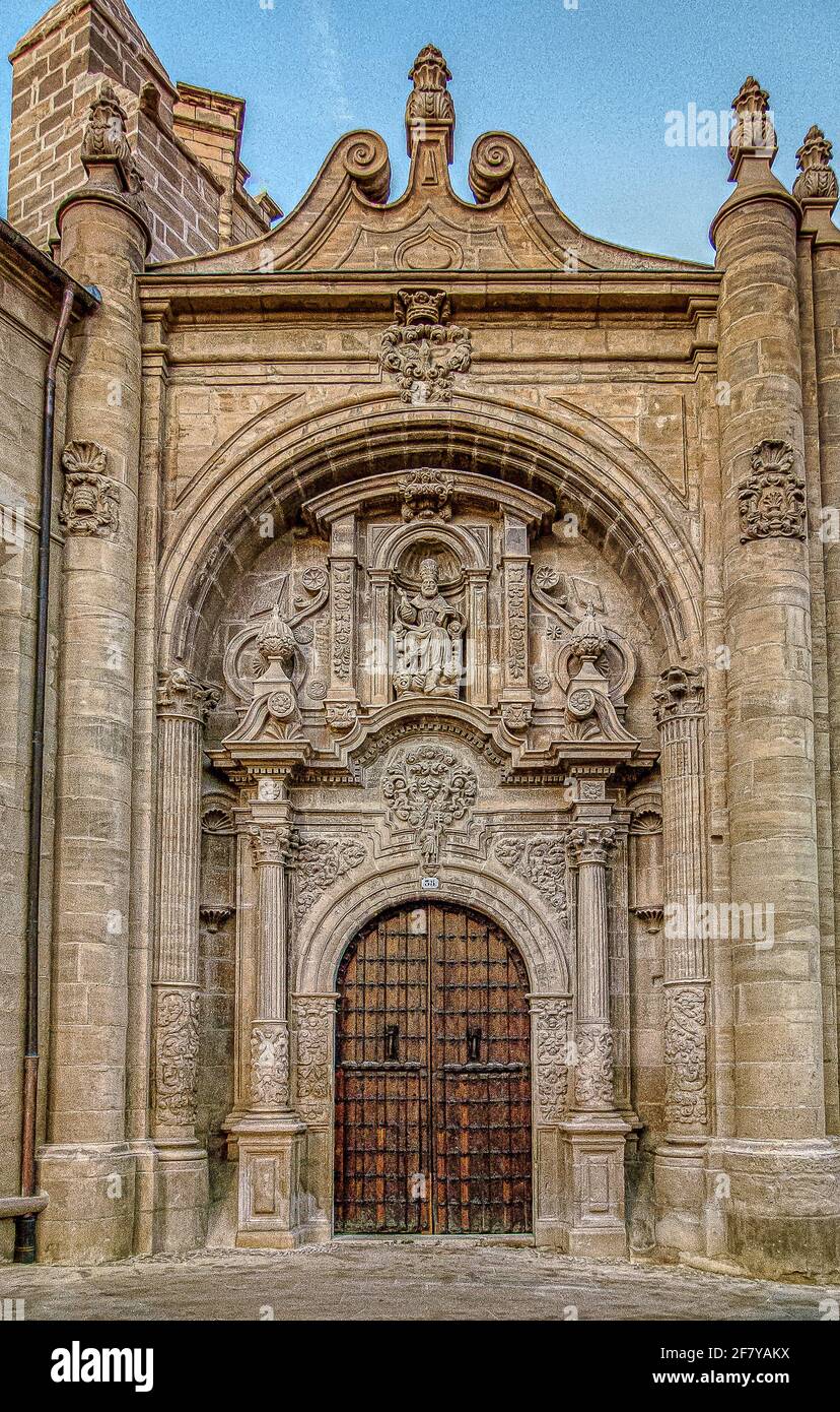 Portale medievale scolpito alle rovine della Chiesa di San Pietro in Viana, Spagna, 17 ottobre 2009 Foto Stock