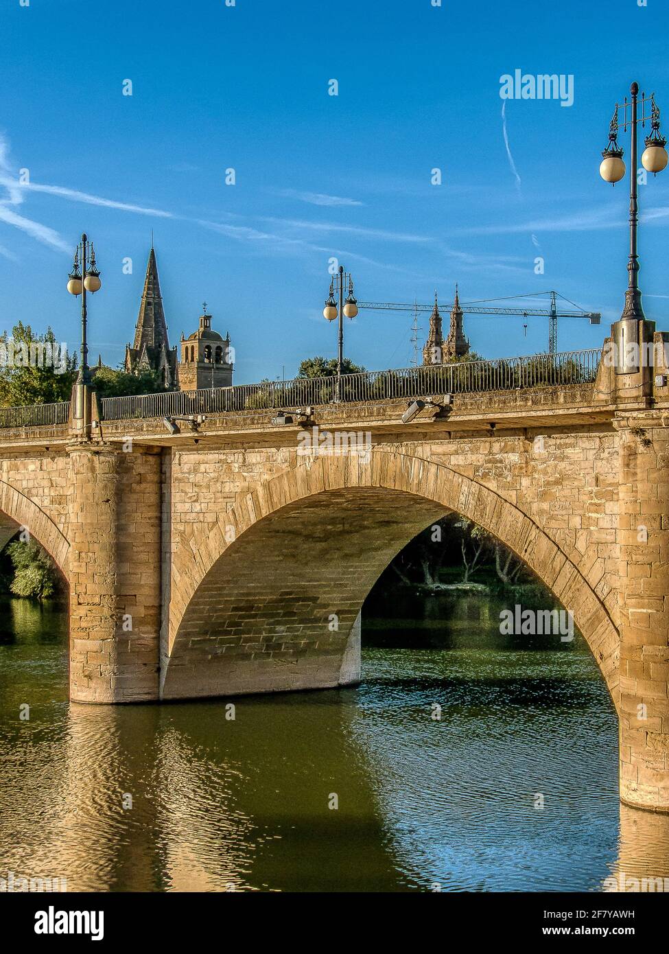Puente de Piedra è un ponte sul Rio Ebro sulla strada per Santiago de Compostela, Logrono, Spagna, 18 ottobre 2009 Foto Stock