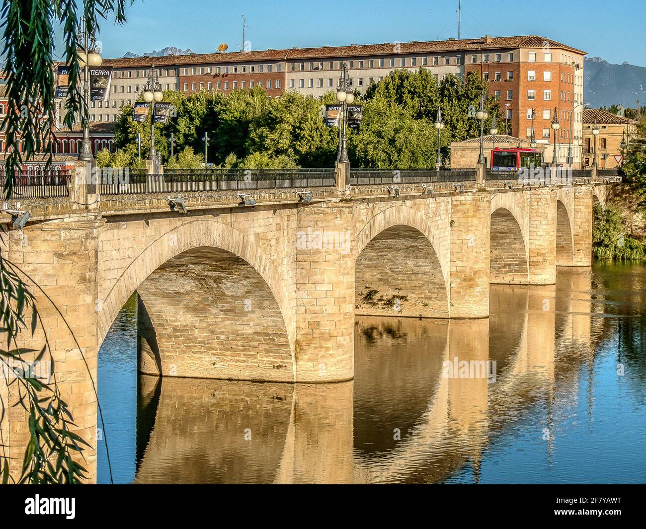 Archi di Puente de Piedra che si riflette nelle acque del Rio Ebro, Logrono, Spagna, 18 ottobre 2009 Foto Stock