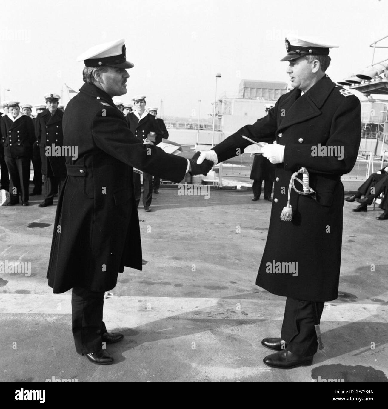 Comando trasferimento a bordo della fregata standard della Kortenaer-Classe HR.MS Callenburgh. Sulla foto il comandante di separazione in mare lieutenant di ​​the prima classe J.P. Martijn. Foto Stock