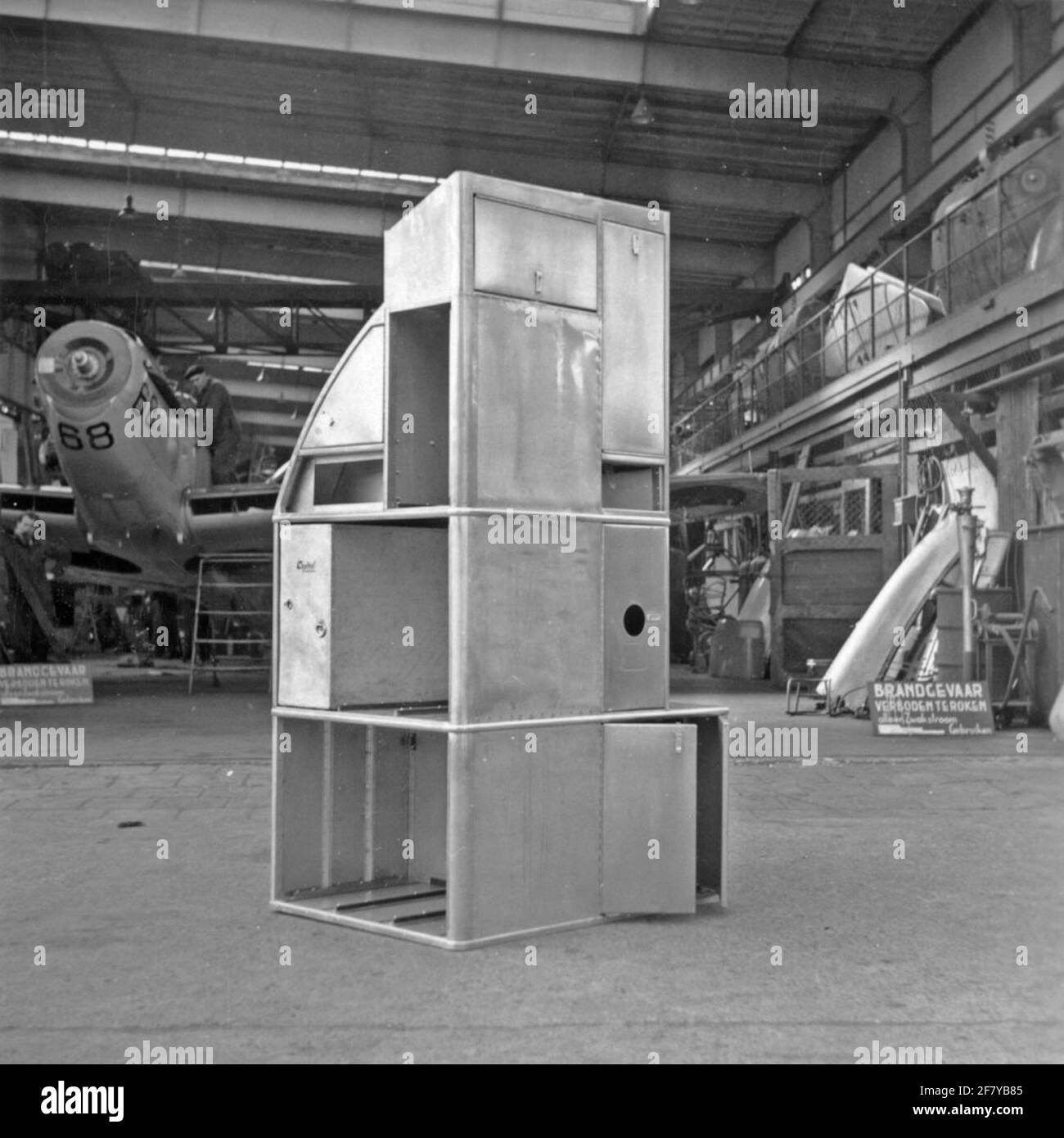 La sala di assemblaggio e produzione della fabbrica di aerei Aviolaland intorno al 1950, dove furono costruiti e mantenuti vari aeromobili e parti di aeromobili per il Marine Amaestry Service (MLD) e la Royal Netherlands Air Force (KLU). Sullo sfondo l'aereo da yacht Fairey Firefly Mk.iv K-68 (1947-1959) del servizio di trasporto aereo marino (MLD). Foto Stock