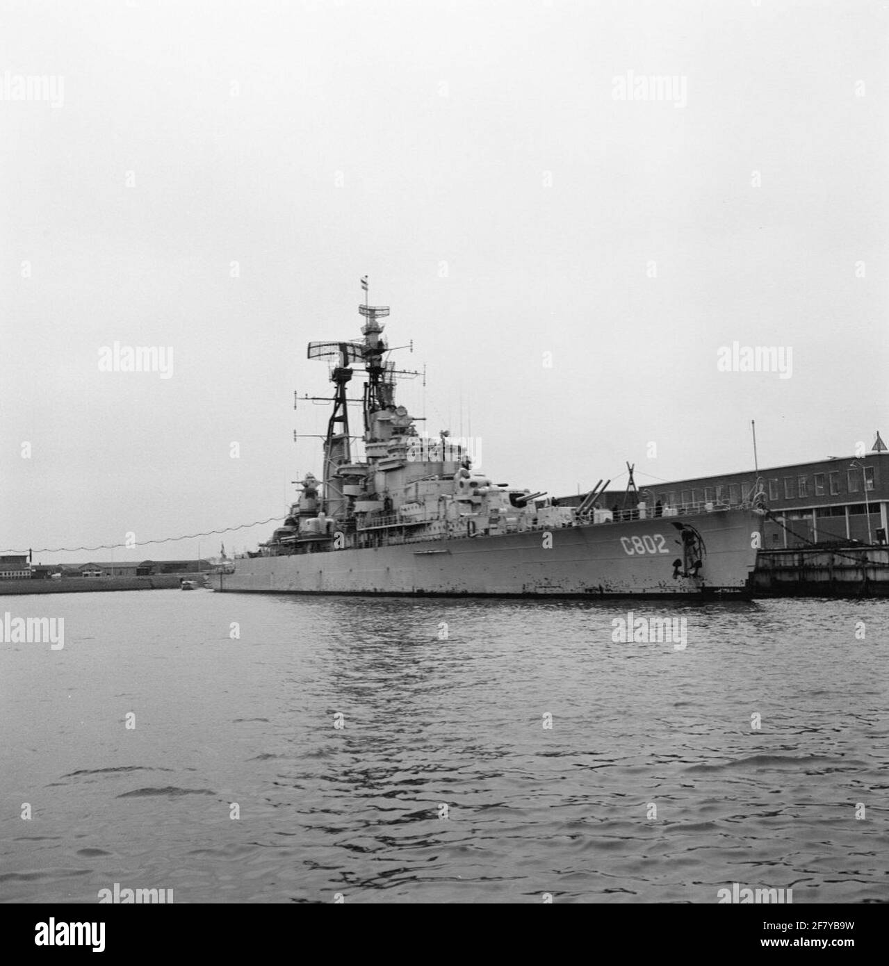 L'incrociatore HR.MS Le sette province (C 802) nel porto di Den Helder, 1958. Foto Stock