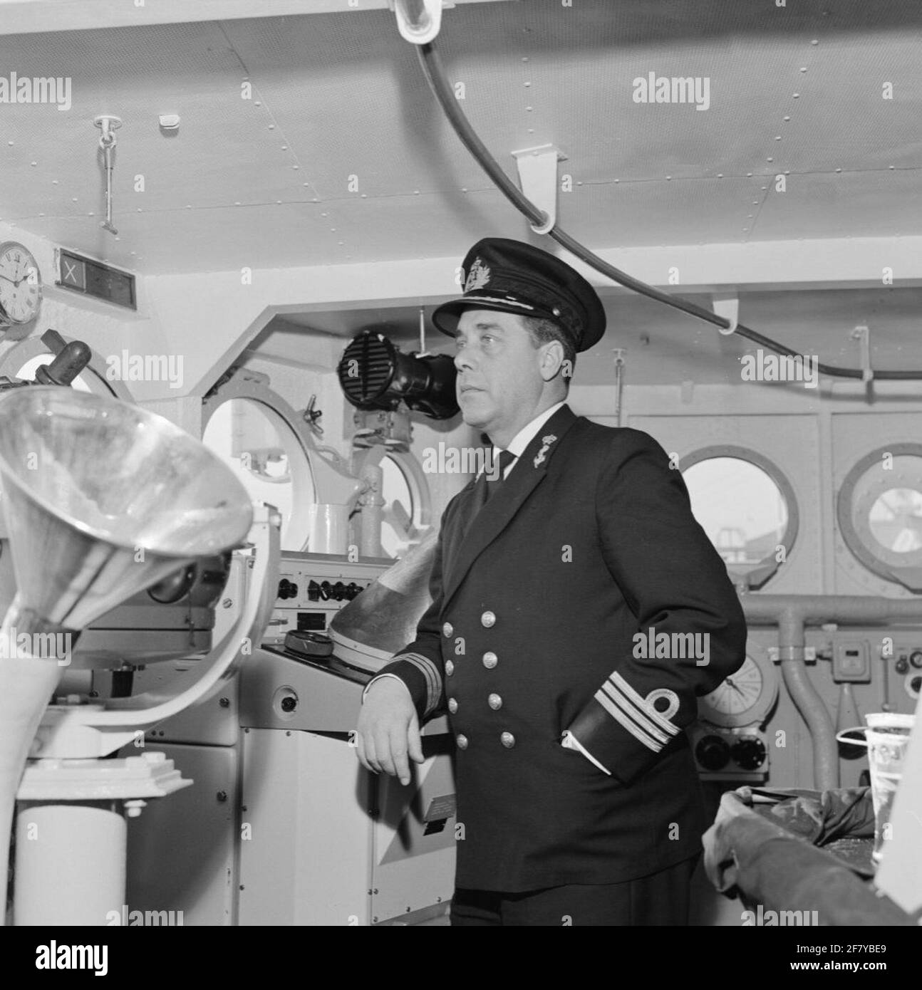 Captain-Lieutenant-Ter-Zee (Kltz) H.A. HES. Kltz HES è comandante di HR.MS Drenthe (D 816) (1957-1980), direttore sottomarino della classe Frisia. Foto Stock