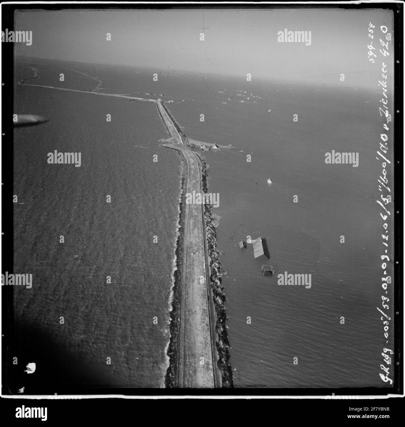 Disastro della carenza idrica 1953. Foto aerea di Schouwen-Duiveland, l'area colpita dal disastro a nord-ovest di Zierikzee. Foto Stock