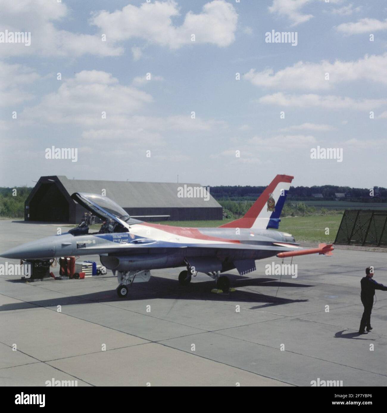 Nel 1991, la base aerea di Leeuwarden ha preso il 'demo' da Twente, due F-16AS, il J-226 e il J-231 da 322 e 323 Squadron, sono stati dotati di un attraente schema di colori. Nella coda entrambi i dispositivi lo sentivano emblema della base aerea di Leegarden, il 'Fryske Drak', con un motto 'per amico e nemico pronto'. Il 22 maggio 1991 i dispositivi sono stati presentati alla stampa. Il volantino dimostrativo è stato Kapitein Reindert Zwaart. Foto Stock