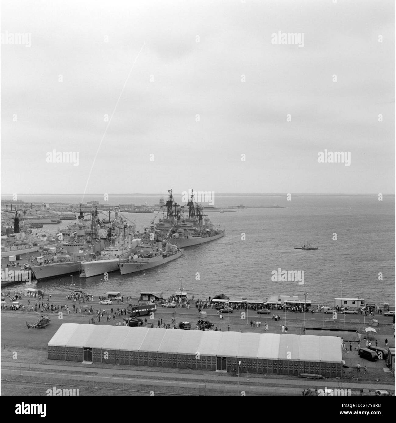 Giorni della flotta 1989 a Den Helder. Questo lato del molo v.l.n.r. davanti al tedesco Brema classe Fregat FGS Rheinland-Pfalz (F 209, 1983), il canadese St. Laurent classe Fregat HMCS Saguenay (206, 1956), il portoghese fregata comandante NRP Roberto Ivens (F 482, 1968) Con il Coontz americano dietro questa classe cacciatorpediniere USS Preble (46,1960) e USS Mahan (42, 1960, destra). Foto Stock