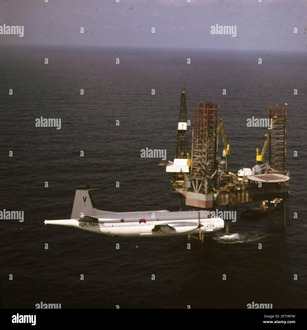Breguet SP-13A Atlantic 256 (da 03-12-1971 a 28-12-1984) dal servizio di trasporto aereo marino, che vola sopra il mare lungo una piattaforma di perforazione. In relazione a problemi tecnici, i 6 atlanti rimanenti sono stati scaricati dalla forza e venduti alla Francia il 28-11-1985. Il 256 è stato trasferito all'Escadrille il 18-12-1985 la reception et de convoyage (la Marine Française). Foto Stock