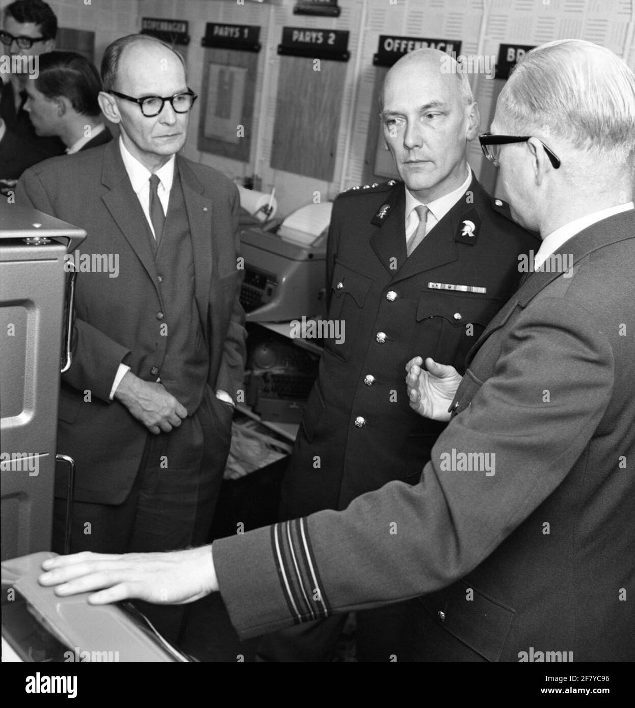 Il Centro Meteorologico dell'Aeronautica militare (Lumetc). La ristrutturazione della parte del Rossinibunker designata per il Lumetc. L'ala orientale di Hilversum era pronta il 15 marzo 1965 e fu immediatamente coinvolta. Il 25 novembre dello stesso anno, l'apertura ufficiale del bunker ristrutturato ha avuto luogo dal Segretario di Stato per la Difesa / KLU J.J.F. Borghouts.in presenza di O.A. Il tenente generale della BDL Wolff, tenente generale B.D. C. GIEBEL, prof.dr.W. Bleeker, HFD.dir KNMI ha messo in funzione tre reti telex e un facsimilet. Foto Stock