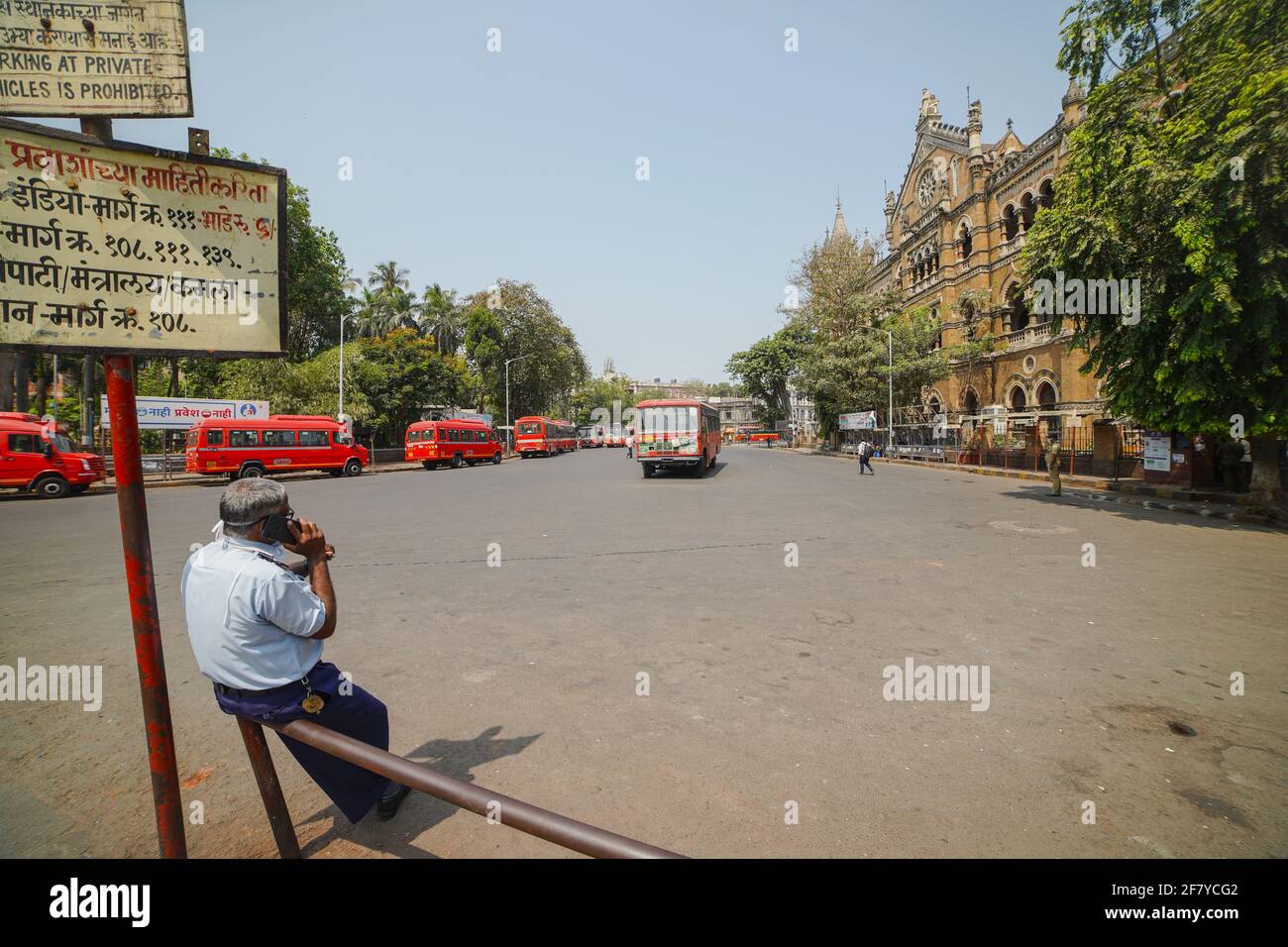 Aspetto desertato di un Fort MIGLIOR deposito di autobus durante il blocco in Maharashtra Covid 19 Pandemic Mumbai, Maharashtra, India - 05 04 2021 Foto Stock