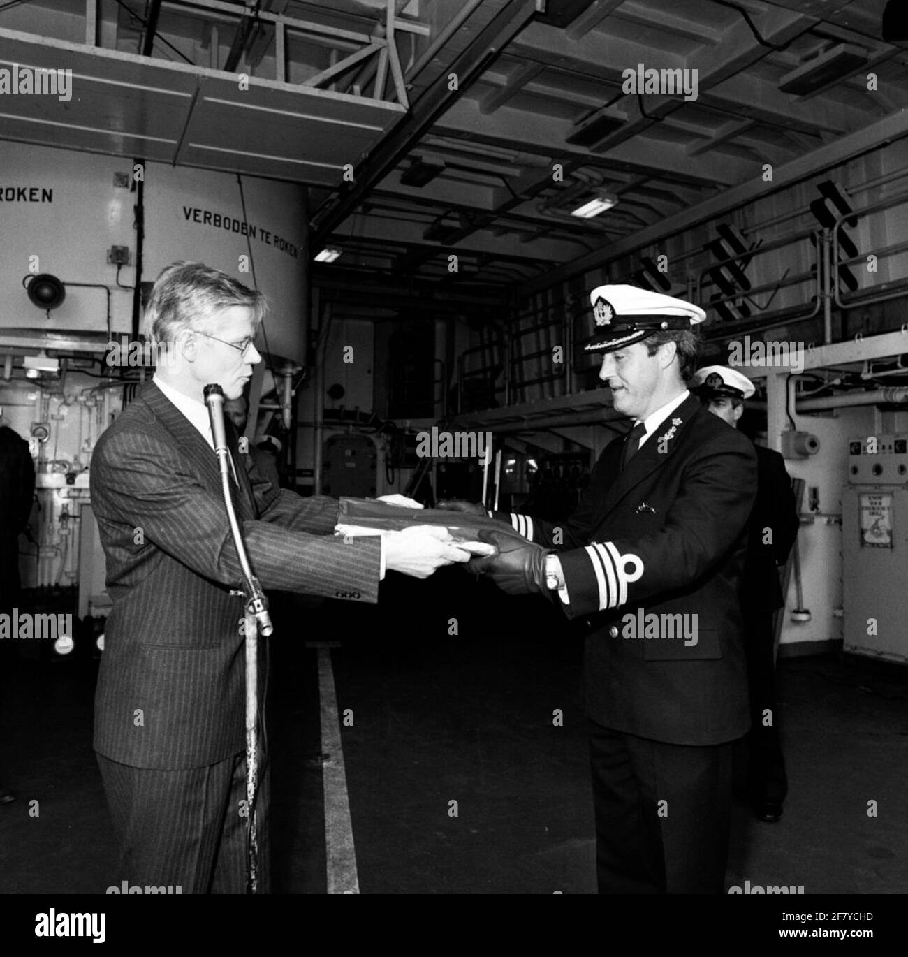 H.M. Fijnaut, direttore principale del Royal Dutch Meteorological Institute (KNMI) raggiunge il comandante di HR.MS Van Kinsbergen (1980-1995), capitano-tenente in mare D. Heij un certificato. Foto Stock