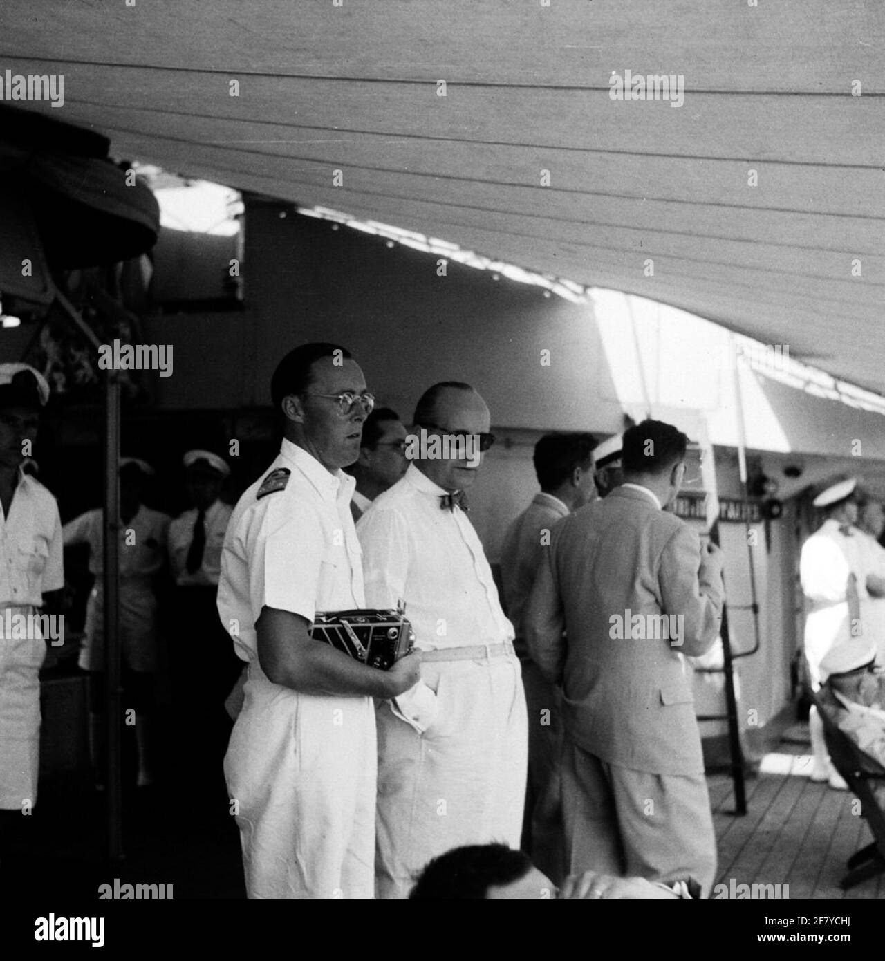 Il principe Bernhard (con una macchina fotografica privata) a bordo dello jogger sottomarino Johan Maurits da Nassau durante la sua visita alle Indie Occidentali. Foto Stock