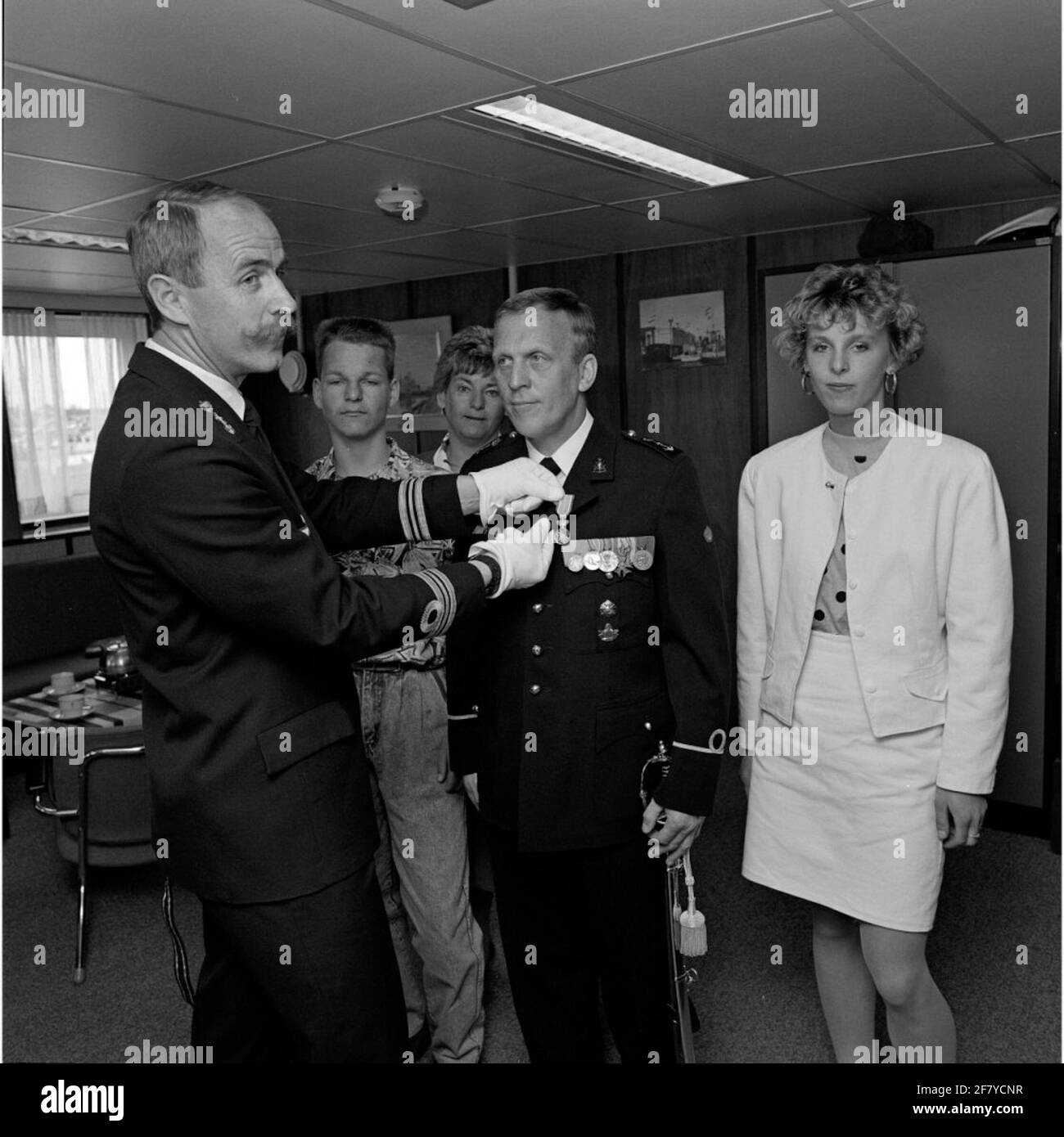 Presentazione di un premio reale ad un ufficiale di piccolo agguato dei Marines (centro) A / B della Logmentship di Heetis (1985-) nell'aprile 1990. Foto Stock