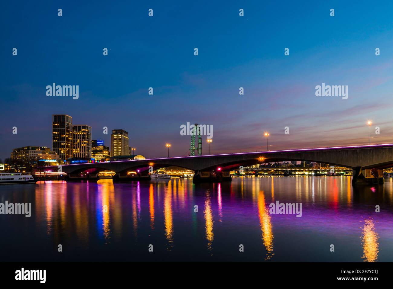 Vista delle luci della prima sera sul ponte di Waterloo sul Tamigi, Londra, Regno Unito Foto Stock