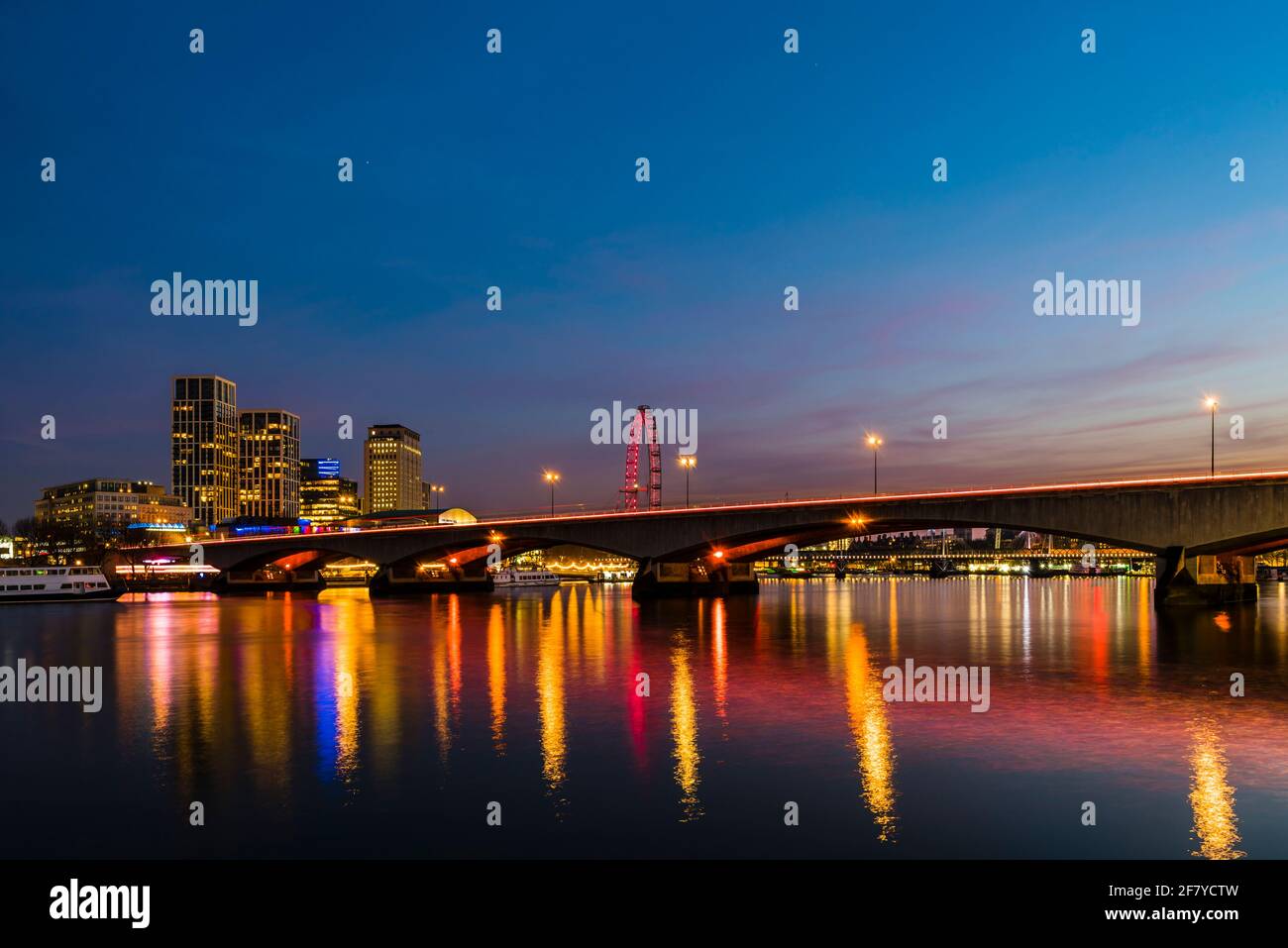Vista delle luci della prima sera sul ponte di Waterloo sul Tamigi, Londra, Regno Unito Foto Stock