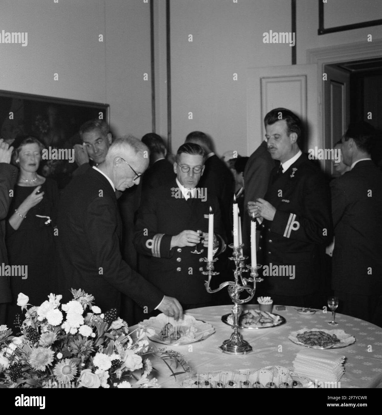 Smaldeel 1, con il comandante delle forze marine (BDZ) vice ammiraglio H.H.L. Pröpper (1906-1995) A / B della nave ammiraglia Kruiser HR.MS Le sette province (C 802) hanno visitato Copenaghen alla fine di ottobre 1958. La BDZ e i membri dell'equipaggio sono stati ricevuti dalle autorità danesi. Foto Stock