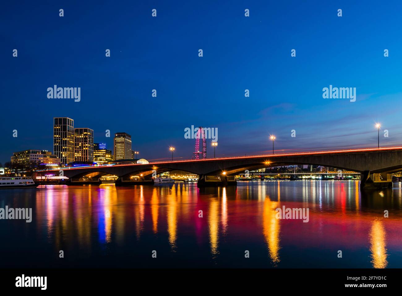 Vista al tramonto delle luci sul ponte di Waterloo sul Tamigi, Londra, Regno Unito Foto Stock