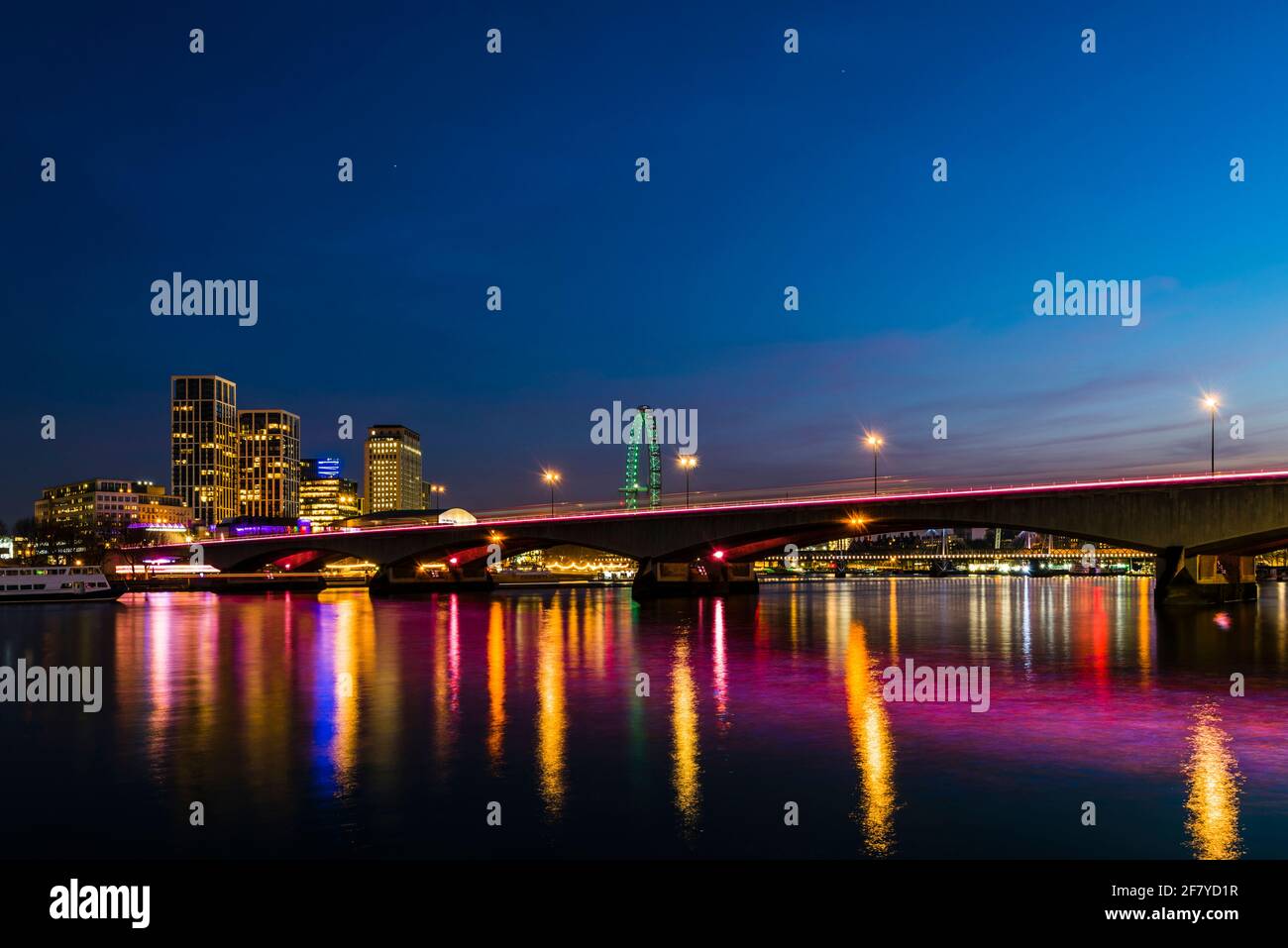Vista in prima serata delle luci sul ponte di Waterloo sul Tamigi, Londra, Regno Unito Foto Stock