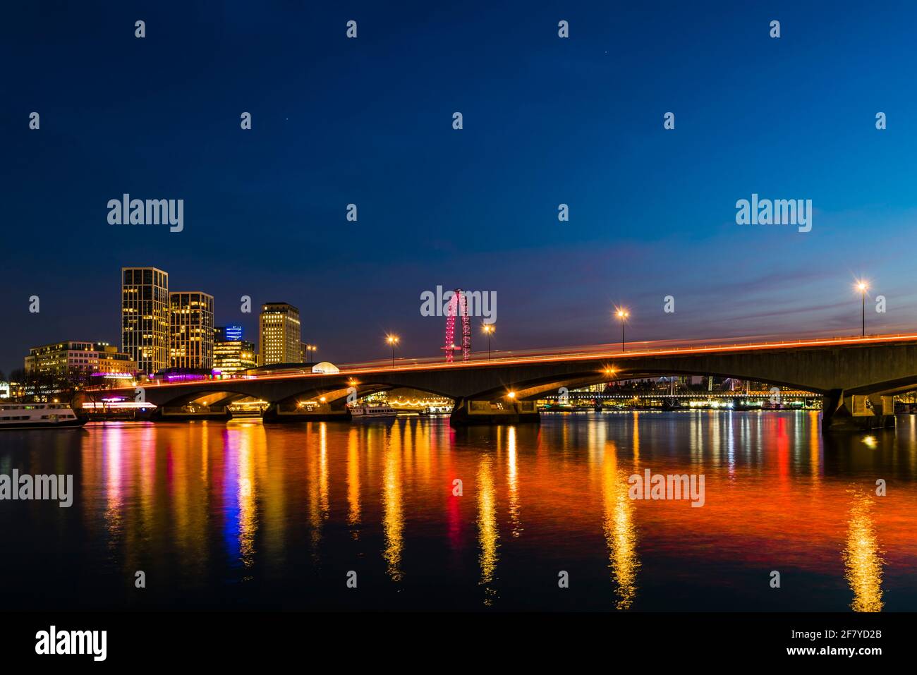Vista in prima serata delle luci sul ponte di Waterloo sul Tamigi, Londra, Regno Unito Foto Stock