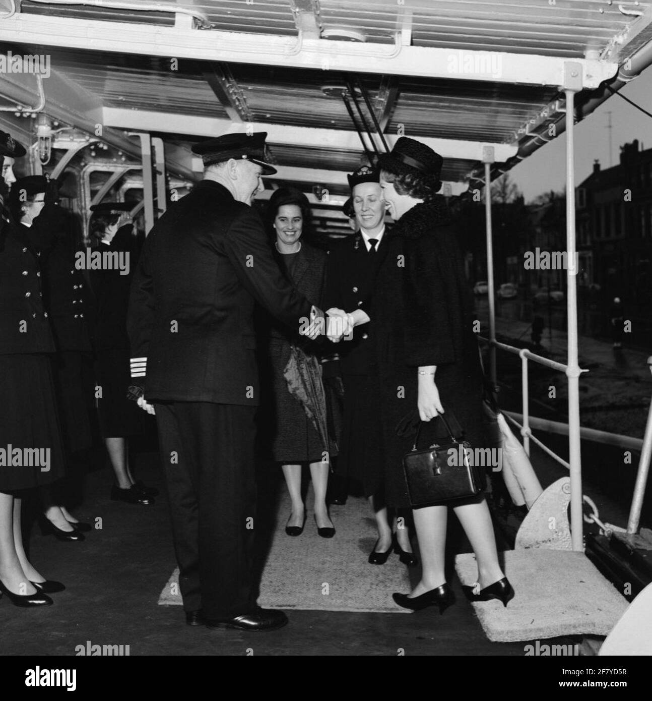 La principessa Beatrix porta una visita introduttiva a varie parti della Marina reale. Su HR.MS Scorpio, la nave di alloggio del Dipartimento delle Donne marine (Marva) Den Helder sta conoscendo un Capitano-Ter Sea (KTZ), mentre ufficiale-Marva der 2e classe più vecchia (Omarva 2oC) [omva 2oC] M.M. Witsenburg, capo divisione del dipartimento Marva Den Helder, orologi. Foto Stock