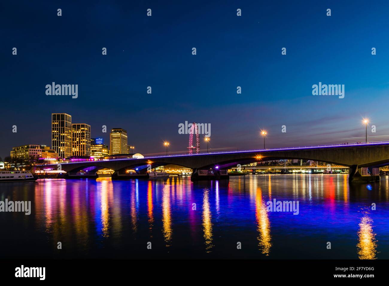 Vista notturna delle luci sul ponte di Waterloo sul Tamigi, Londra, Regno Unito Foto Stock