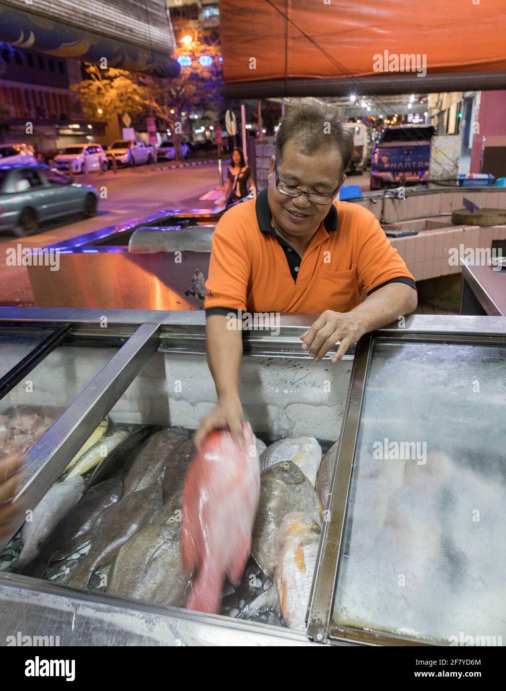 Selezione di pesce da cucinare in ristorante, Miri, Malesia Foto Stock
