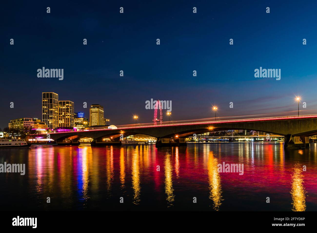 Vista notturna delle luci sul ponte di Waterloo sul Tamigi, Londra, Regno Unito Foto Stock
