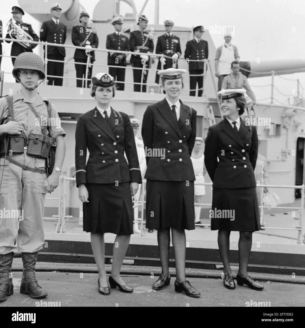 Prima e all'incrociatore HR.MS De Ruyter (C 801) (1953-1972) mostra agli equipaggi navali la varietà di uniformi indossate presso la Royal Netherlands Marine (km). Davanti da sinistra a destra: Un Marinier (Marn) in Veldtenue, un ufficiale-Marva di terza classe (Omarva 3) [omva 3] e due Marvas; tutti e tre nel giorno (blu giornaliero). Foto Stock