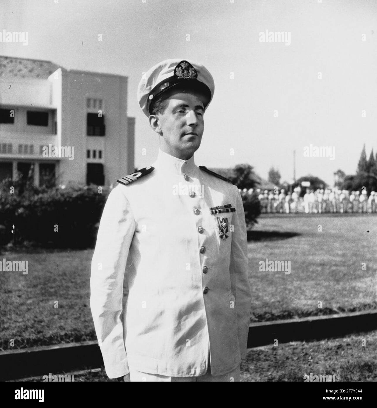 Ltz1 W. A. The Looze (1916-2000) dopo la presentazione della quarta classe dell'Ordine militare Guglielmo (WMO) a Batavia il 30 ottobre 1948. Foto Stock