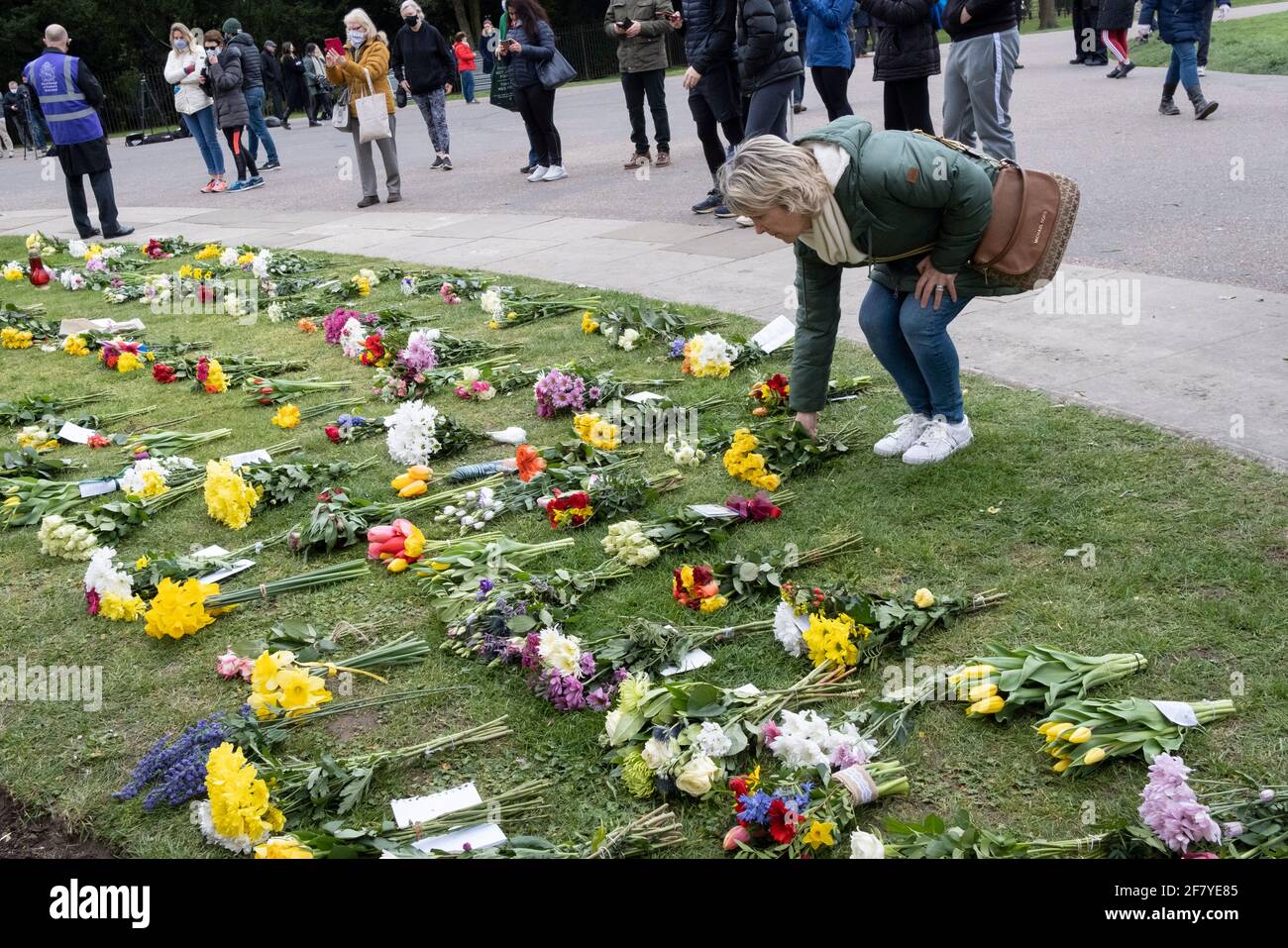 Il giorno dopo la morte, all'età di 99 anni, del principe Filippo, il duca di Edimburgo, consorte alla regina Elisabetta II, i cordoglio posero fiori (con i wrapper rimossi) a Cambridge Gate, Castello di Windsor, dove la regina si è isolata durante la pandemia di Coronavirus, il 10 aprile 2021, a Londra, in Inghilterra. Foto Stock