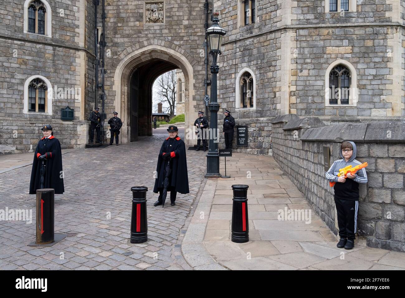 Il giorno dopo la morte, all'età di 99 anni, del principe Filippo, il duca di Edimburgo, consorte alla regina Elisabetta II, ufficiali di polizia armati e membri delle famiglie reali si trovano fuori dal castello di Windsor, dove la regina ha isolato durante tutta la pandemia di Coronavirus, il 10 aprile 2021, a Londra, Inghilterra. Foto Stock