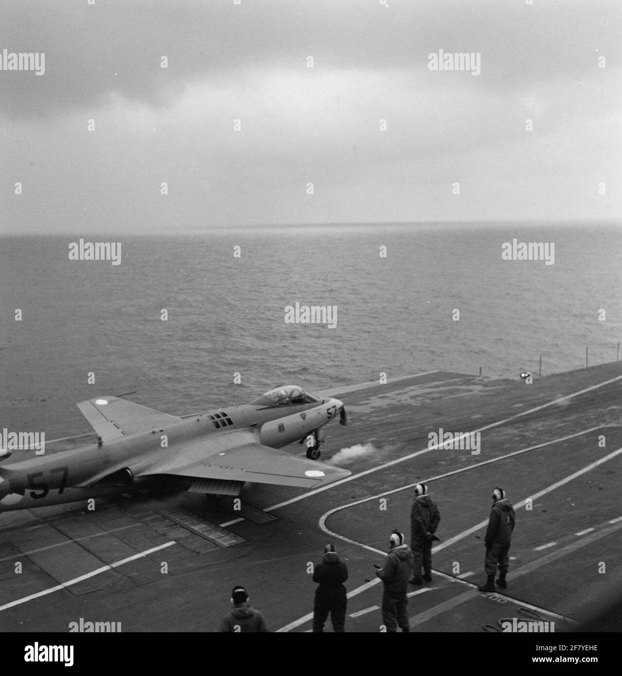 Hawker FGA-50 Seahawk (RADIUS) Jachthouse con la registrazione 57 (1957-1964) del Servizio di Aviazione Marina (MLD) alla catapulta a vapore sul ponte aereo del campo di aeromobili hr.ms. Karel Doorman (R 81, EX-VENERABILE) nel 1958. Foto Stock