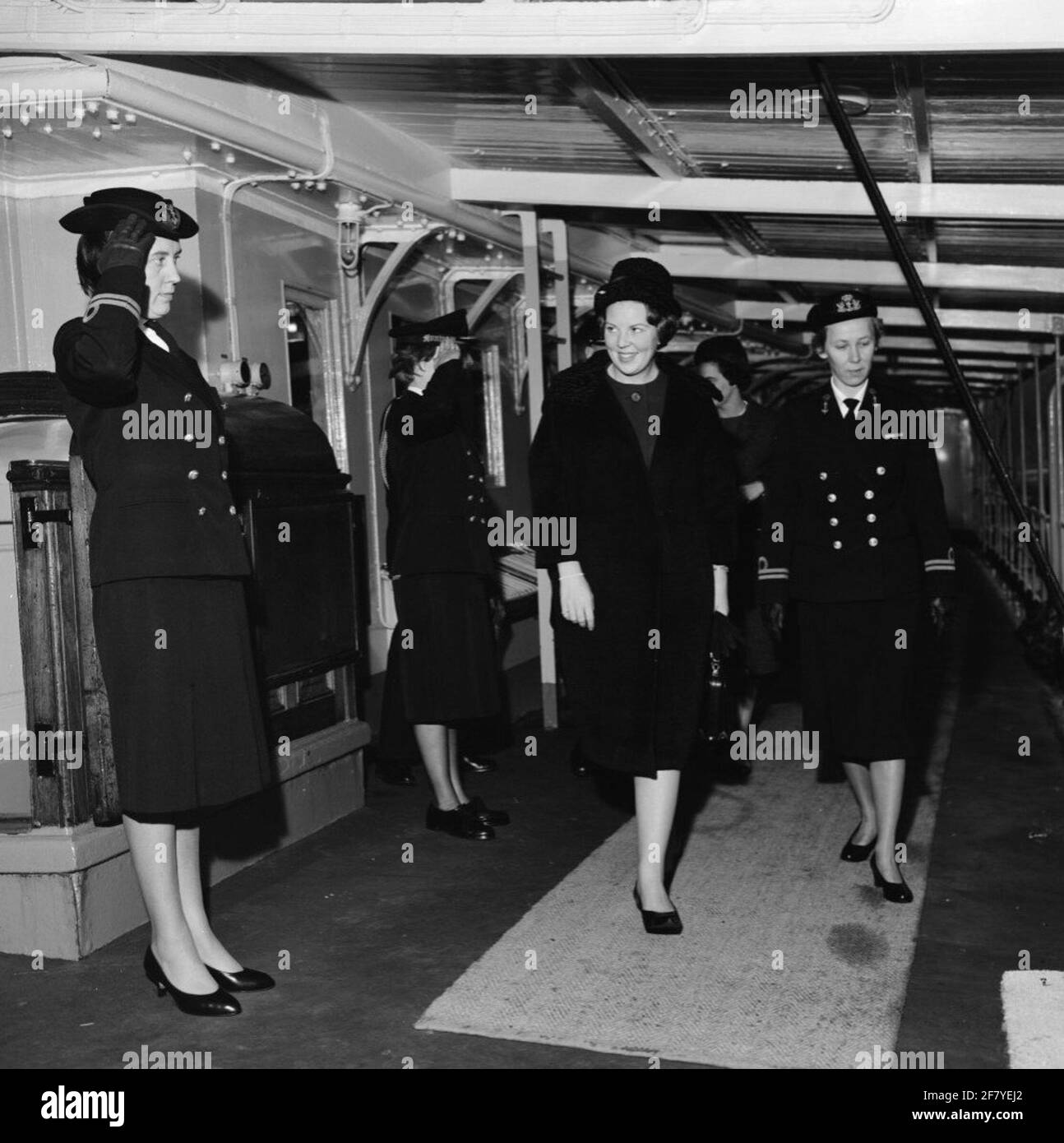 La principessa Beatrix porta una visita introduttiva a varie parti della Marina reale. Benvenuto a bordo HR.MS Scorpio, la nave di alloggio del Dipartimento delle Donne marine (Marva) Den Helder dove ufficiale-Marva der 2e classe anche la più vecchia categoria (Omarva 2oC) [OMVA 2OC] M.M. Witsenburg, capo divisione del dipartimento di Marva Den Helder, è presente. Foto Stock
