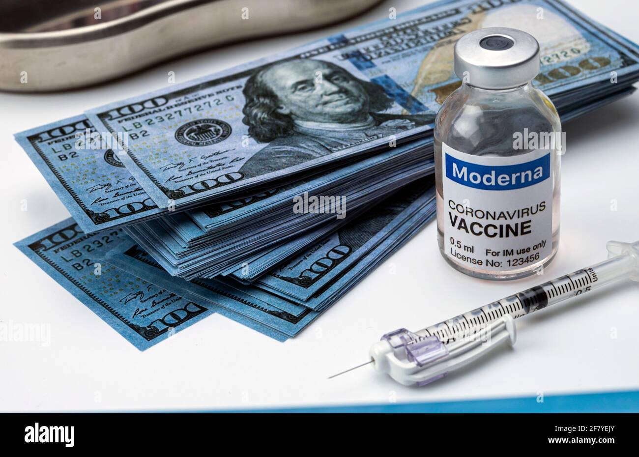 Vaccino del coronavirus Covid-19 per il piano di vaccinazione insieme alle banconote, immagine concettuale Foto Stock