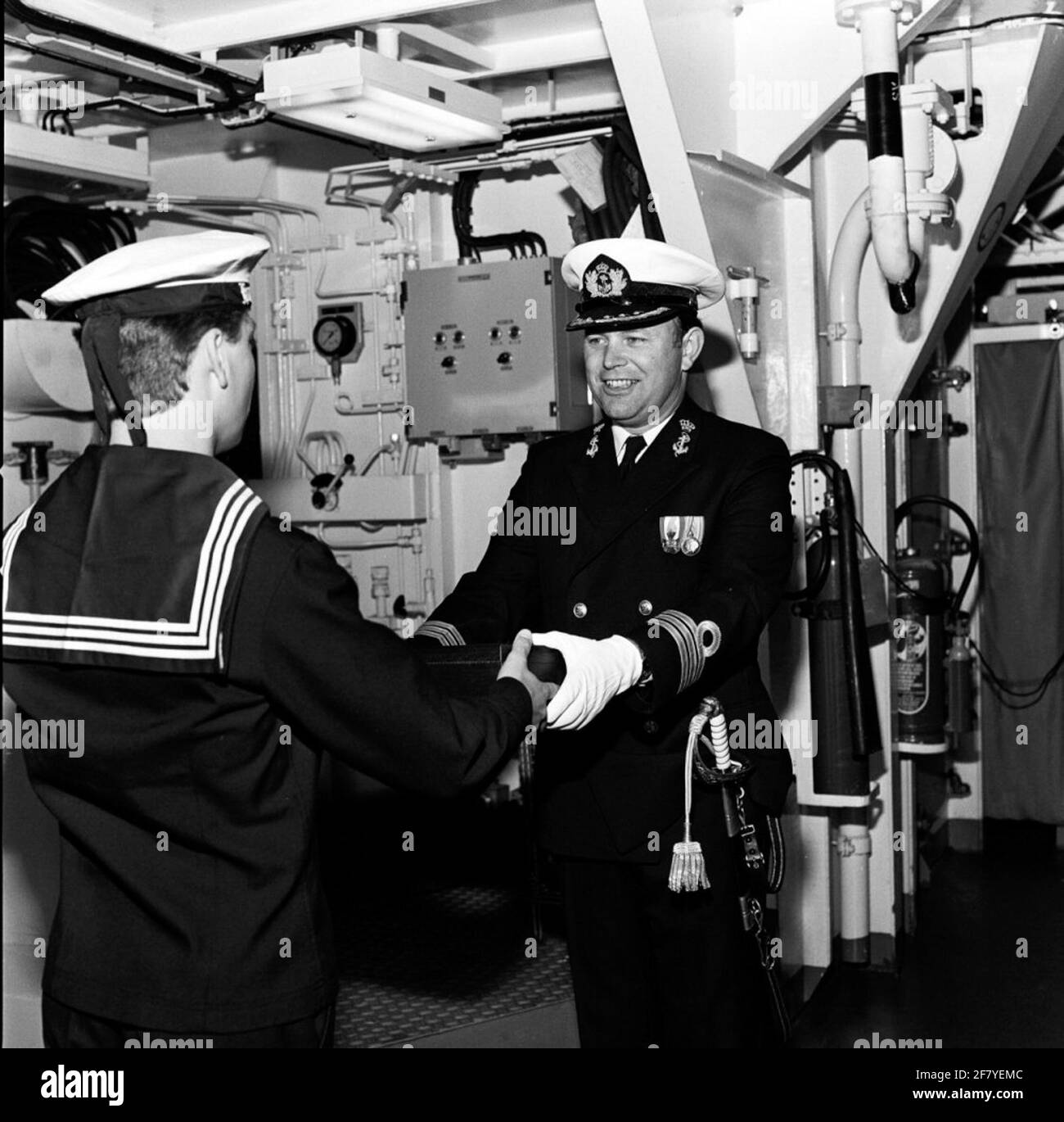 Trasferimento dei comandi sul Fregat standard della classe Kortenaer (S-frigate), HR.MS Jan van Brakel (1983-2001). Capitano tenente in mare (Kltz) ir. F.L. LeenArt trasferisce il comando al capitano tenente in mare (KLTZ) T. Herkemij. kltz ir. F.L. Leenart riceve la bara con il winker di guerra dal marinaio più giovane. Foto Stock