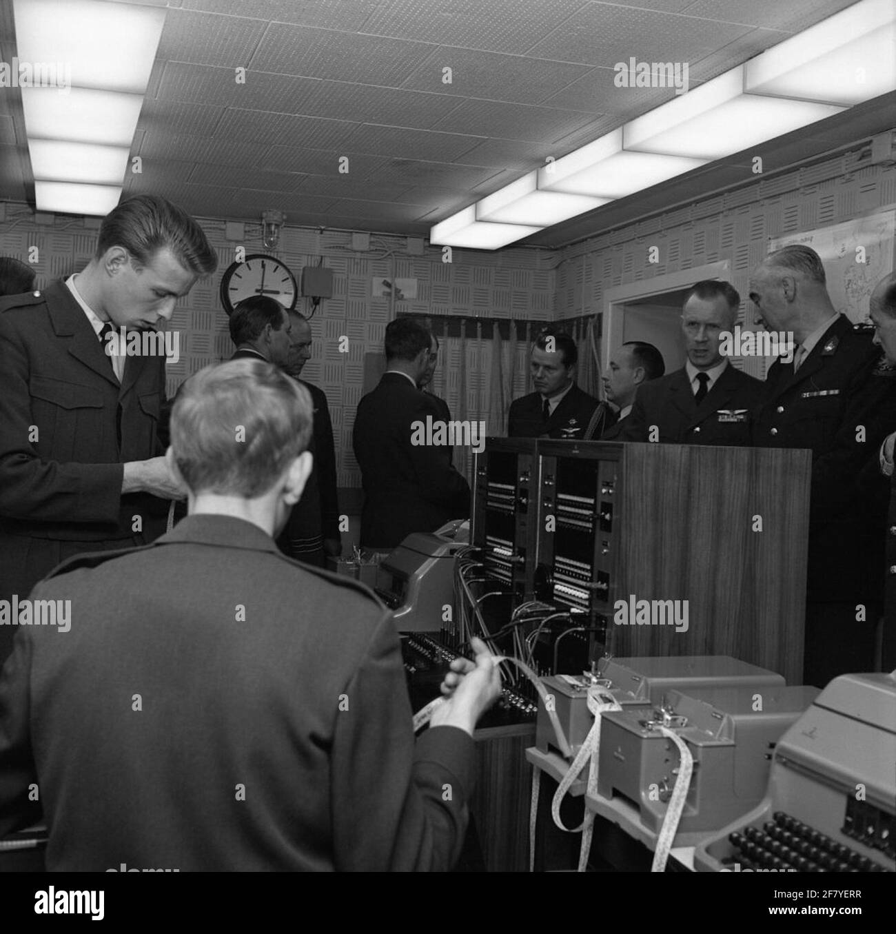 Il Centro Meteorologico dell'Aeronautica militare (Lumetc). La ristrutturazione della parte del Rossinibunker designata per il Lumetc. L'ala orientale di Hilversum era pronta il 15 marzo 1965 e fu immediatamente coinvolta. Il 25 novembre dello stesso anno, l'apertura ufficiale del bunker ristrutturato ha avuto luogo dal Segretario di Stato per la Difesa / KLU J.J.F. Borghouts.in presenza di O.A. Il tenente generale della BDL Wolff, tenente generale B.D. C. GIEBEL, prof.dr.W. Bleeker, HFD.dir KNMI ha messo in funzione tre reti telex e un facsimilet. Foto Stock