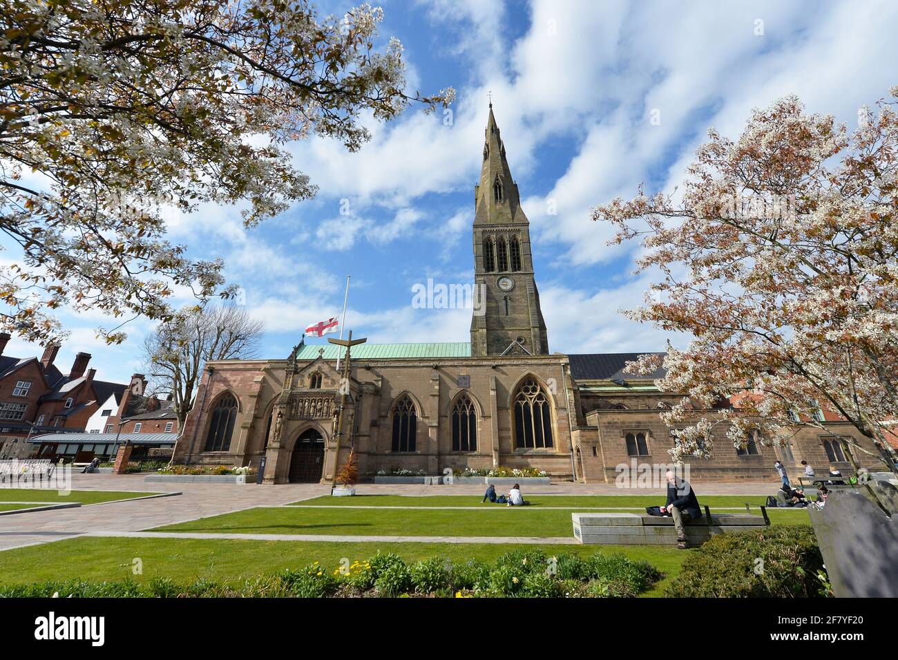 Leicester, Leicestershire, Regno Unito 10 aprile 2021. Notizie del Regno Unito. La bandiera di San Giorgio è volata a metà albero sulla Cattedrale di Leicester per segnare la morte di sua altezza reale il duca di Edimburgo. Alex Hannam/Alamy Live News Foto Stock