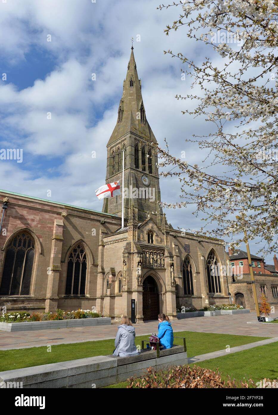 Leicester, Leicestershire, Regno Unito 10 aprile 2021. Notizie del Regno Unito. La bandiera di San Giorgio è volata a metà albero sulla Cattedrale di Leicester per segnare la morte di sua altezza reale il duca di Edimburgo. Alex Hannam/Alamy Live News Foto Stock