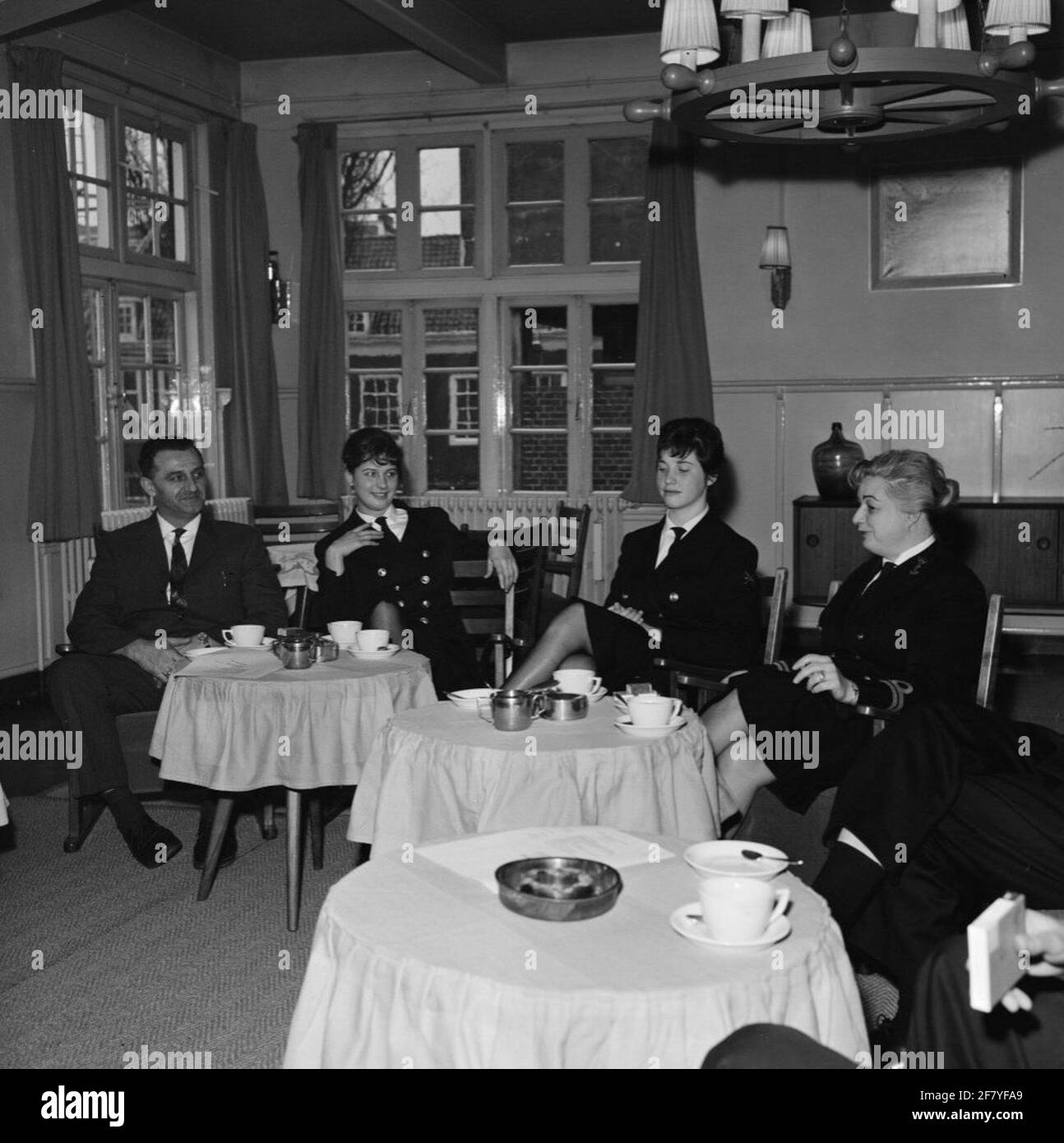 Giornata dei genitori al Marvacentrum Amsterdam che si trova sui terreni della Marinekazerne Amsterdam (MKAD) .n. Kramers è presente anche il comandante del Marvacentrum, ufficiale-Marva der 2e categoria più antica (Omarva 2OC) [OMVA 2OC], N. Kramers. A destra di lei è un telexist Marva-Codeur della terza classe (marvact 3) [mvact 3]. Foto Stock