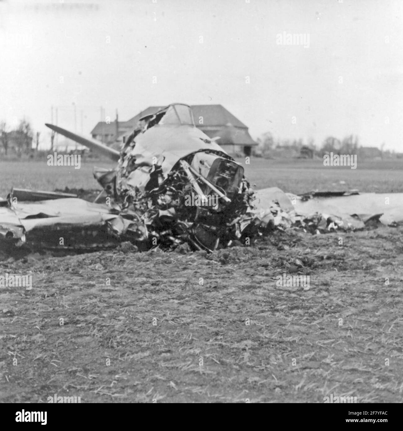 Naufragi da un falco Fury F.MK.50 F-9 dopo un incidente a Lisse. Durante un volo di pratica il 14 aprile 1954, una formazione di tre bombardieri di caccia Hawker Sea Fury Carrier (1948-1957) è stata attaccata da dietro da tre Republic F-84G Thunderjets della Royal Netherlands Air Force. Nella successiva lotta speculare, uno dei F-84s (numero di registrazione K-103) sul volante posteriore Hawker Sea Fury F.MK.50 F-9 (1948-1954) e quindi colpire l'elica e la metà ala sul lato tribordo. Il Sea Fury prima ha perso l'elica, poi l'intero motore e poi si è tuffato in un velo piatto. De Vlieger, Lieu Foto Stock