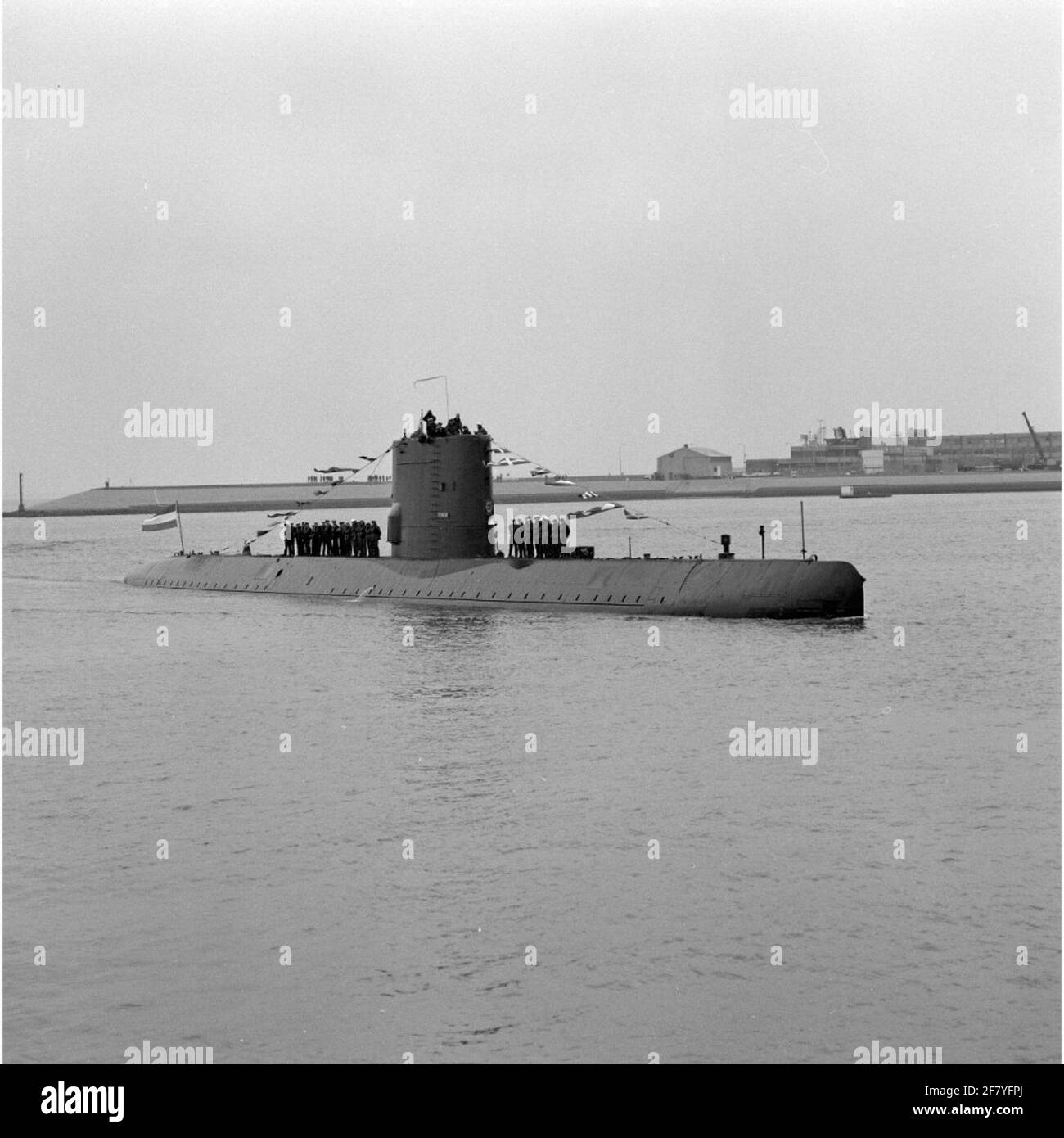 HR.MS è il 23 novembre 1990. Tonno (1966-1991) sotto la supervisione di una torre marina forte per l'ultima volta il porto di Den Helder ha camminato. Per questo motivo la barca è stata pavimentata. Foto Stock