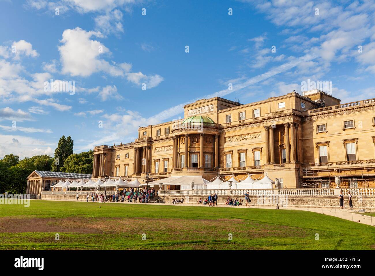 La terrazza posteriore di Buckingham Palace a Londra, Inghilterra Foto Stock