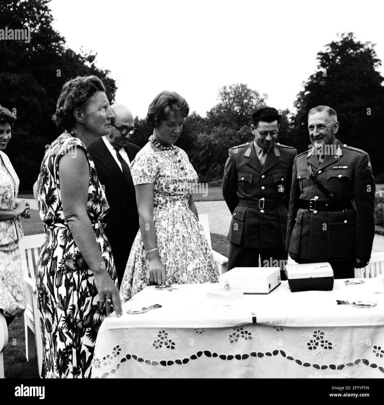 Una delegazione dei fuselier del reggimento Gardere "Principessa Irene" offre alla principessa Irene, in occasione del suo ventesimo compleanno a Palace Soestdijk, una serie di regali. Foto Stock