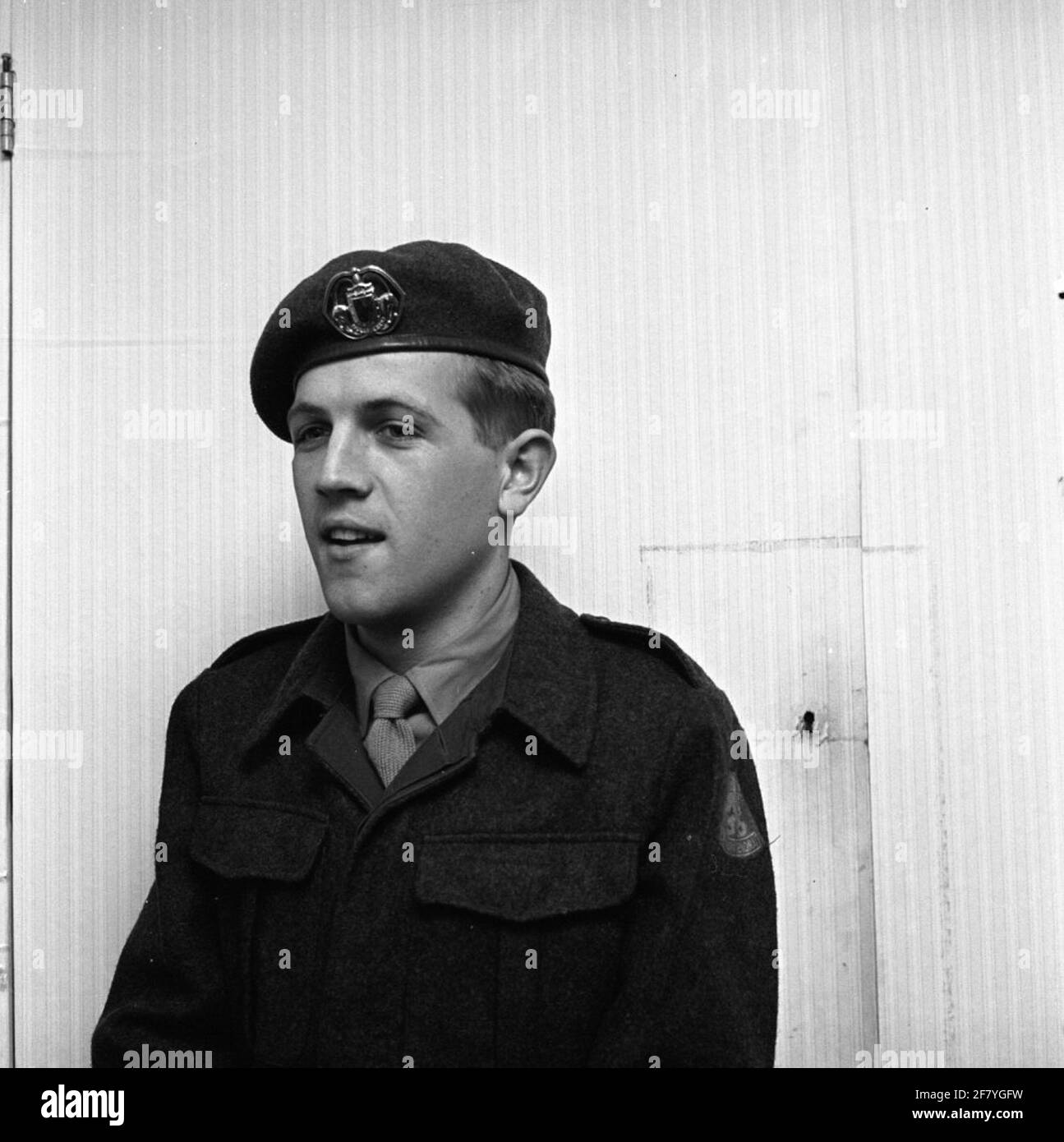 Un coscritto militare, fotografato a casa. È classificato al Box compagnie, 4th Depot Infantry, lanyed sul tapijn Kazerne a Maastricht. Sulla foto, futuro sergente J.BIKKER, che ha fatto un gran numero di foto durante il suo servizio. Di queste, circa 700 foto sono collocate sul banco di immagini NiMH. Foto Stock