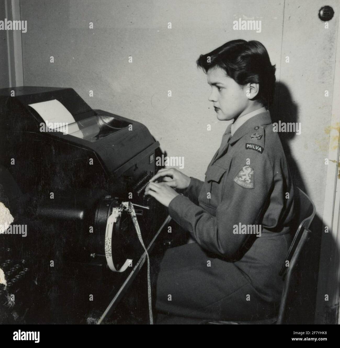 Una Milva al lavoro dietro il telex nel Julianakamp Kijkduin. Foto Stock Una Milva al lavoro dietro il telex nel Julianakamp Kijkduin. Foto Stock