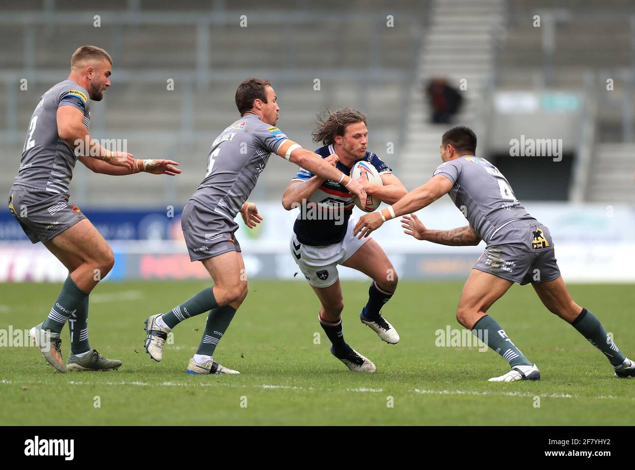 Jacob Miller (centro) di Wakefield Trinity è affrontato da Mike McMeeken (a sinistra), James Maloney e Dean Whare (a destra) durante la partita della Betfred Challenge Cup presso il Totally Wicked Stadium, St Helens. Data immagine: Sabato 10 aprile 2021. Foto Stock